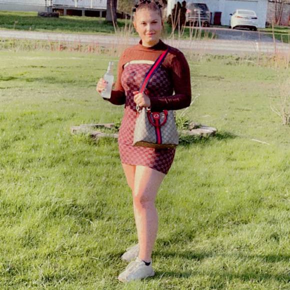 Meet your Posher, Ariane - Picture 1 of 1